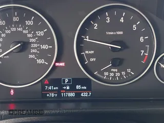 2013 BMW 3 Series 320i xDrive z VIN WBA3C3C56DF982906, wystawiony jako IAAI lot #42395925 z przebiegiem 117 880 mil mil oraz . Historia ofert i sprzedaży dostępna na DreamBid. Obrazek 7.