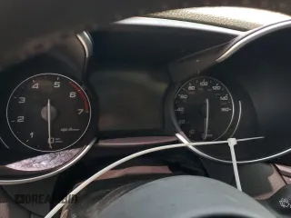 2018 Alfa Romeo Giulia Ti Sport z VIN ZARFAECN7J7588845, wystawiony jako Copart lot #55140535 z przebiegiem Nie podano mil oraz Szkoda całkowita • Salvage title. Historia ofert i sprzedaży dostępna na DreamBid. Obrazek 9.