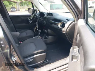 2017 Jeep Renegade Latitude z VIN ZACCJABB6HPG36670, wystawiony jako IAAI lot #42474479 z przebiegiem 154 536 mil mil oraz . Historia ofert i sprzedaży dostępna na DreamBid. Obrazek 5.