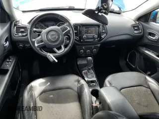 2018 Jeep Compass Latitude z VIN 3C4NJCBB6JT407859, wystawiony jako Copart lot #55506365 z przebiegiem 118 427 mil mil oraz Szkoda całkowita • Salvage title. Historia ofert i sprzedaży dostępna na DreamBid. Obrazek 8.