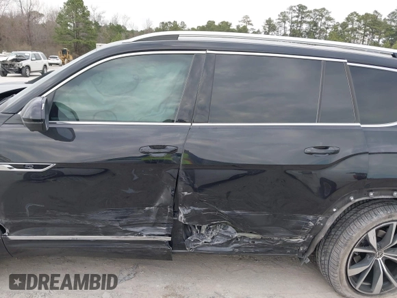 2024 Volkswagen Atlas SEL Premium R-Line with VIN 1V2FR2CA2RC574836, listed as a IAAI auction lot 41663458 with 15,527 mi miles and . Bid and sale history available at DreamBid. Image 15.
