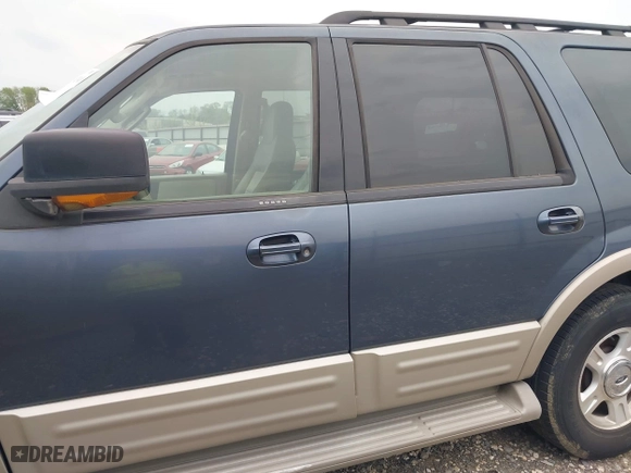 2005 Ford Expedition Eddie Bauer with VIN 1FMFU17525LA87052, listed as a IAAI auction lot 42042940 with 226,105 mi miles. Bid and sale history available at carsss.com. Image 6.