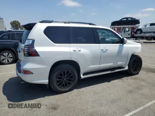 2023 Lexus GX 460 z VIN JTJSM7BX6P5342949, wystawiony jako Copart lot #55026575 z przebiegiem 25 959 mil mil oraz Tytuł czysty. Historia ofert i sprzedaży dostępna na DreamBid. Obrazek 3.