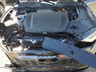 2024 Audi Q8 e-tron Prestige z VIN WA16ABGE2RB006933, wystawiony jako Copart lot #72645354 z przebiegiem 8794 mil mil oraz Szkody całkowita. Historia ofert i sprzedaży dostępna na DreamBid. Obrazek 12.