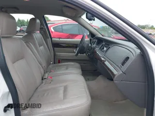 2010 Mercury Grand Marquis LS z VIN 2MEBM7FV0AX631065, wystawiony jako IAAI lot #42310115 z przebiegiem 67 110 mil mil oraz . Historia ofert i sprzedaży dostępna na DreamBid. Obrazek 5.