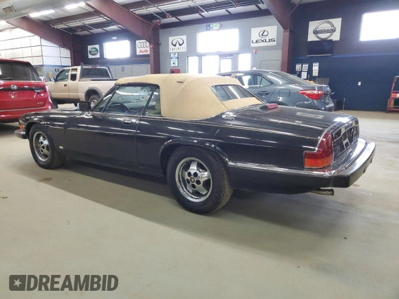 1988 Jaguar XJS z VIN SAJNV5843JC147927, wystawiony jako Copart lot #58988575 z przebiegiem 81 239 mil mil oraz Tytuł czysty. Historia ofert i sprzedaży dostępna na DreamBid. Obrazek 2.