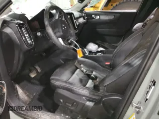 2023 Volvo XC40 Ultimate Bright Theme с VIN YV4L12UA0P2938486, выставлен на аукционе Copart как лот 42126095 с пробегом 17 218 миль миль и Списание • Salvage title. История ставок и продаж доступна на DreamBid. Изображение 7.