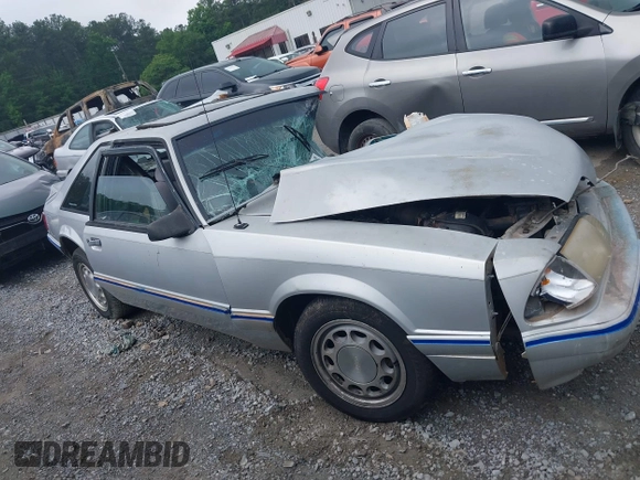 1993 Ford Mustang z VIN 1FACP41M1PF132473, wystawiony jako IAAI lot #42266009 z przebiegiem 53 777 mil mil oraz . Historia ofert i sprzedaży dostępna na DreamBid. Obrazek 12.