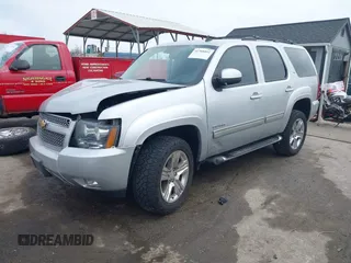 2013 Chevrolet Tahoe LT z VIN 1GNSKBE08DR166024, wystawiony jako IAAI lot #41768851 z przebiegiem 198 302 mil mil oraz . Historia ofert i sprzedaży dostępna na DreamBid. Obrazek 20.