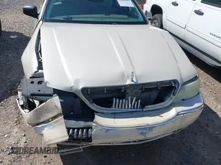 2003 Lincoln Town Car Cartier z VIN 1LNHM83W03Y643441, wystawiony jako IAAI lot #41626585 z przebiegiem 130 785 mil mil oraz . Historia ofert i sprzedaży dostępna na DreamBid. Obrazek 6.
