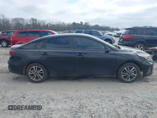 2023 Kia Forte LXS z VIN 3KPF24AD4PE627976, wystawiony jako IAAI lot #41540833 z przebiegiem 18 748 mil mil oraz . Historia ofert i sprzedaży dostępna na DreamBid. Obrazek 13.