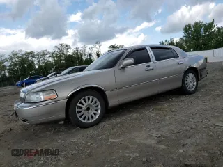 2003 Lincoln Town Car Signature z VIN 1LNHM82W63Y601289, wystawiony jako Copart lot #55799825 z przebiegiem 159 570 mil mil oraz Szkody całkowita. Historia ofert i sprzedaży dostępna na DreamBid. Obrazek 1.