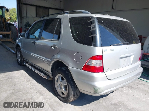 2002 Mercedes-Benz M 320/430/500 z VIN 4JGAB54E32A360356, wystawiony jako IAAI lot #40540769 z przebiegiem 235 810 mil mil oraz . Historia ofert i sprzedaży dostępna na DreamBid. Obrazek 3.