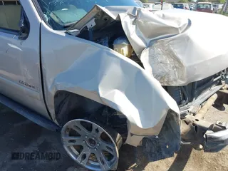 2007 Chevrolet Tahoe LS z VIN 1GNFC13C97J402723, wystawiony jako IAAI lot #42588033 z przebiegiem Nie podano mil oraz . Historia ofert i sprzedaży dostępna na DreamBid. Obrazek 20.