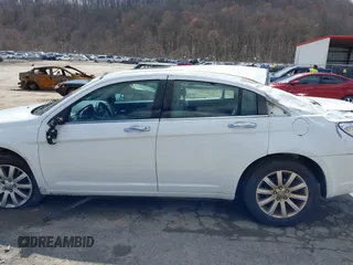 2014 Chrysler 200 Limited z VIN 1C3CCBCGXEN152570, wystawiony jako IAAI lot #41901310 z przebiegiem 135 752 mil mil oraz . Historia ofert i sprzedaży dostępna na DreamBid. Obrazek 15.