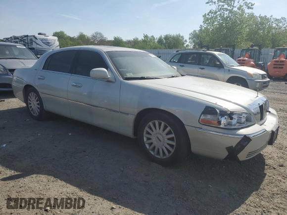 2004 Lincoln Town Car Ultimate z VIN 1LNHM83W94Y654164, wystawiony jako Copart lot #56313675 z przebiegiem 138 422 mil mil oraz Czysty tytuł • Clean title. Historia ofert i sprzedaży dostępna na DreamBid. Obrazek 4.