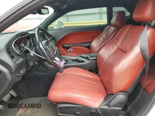 2017 Dodge Challenger R/T Shaker z VIN 2C3CDZBT5HH555180, wystawiony jako Copart lot #45551735 z przebiegiem 92 351 mil mil oraz Szkoda całkowita • Salvage title. Historia ofert i sprzedaży dostępna na DreamBid. Obrazek 7.