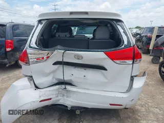 2013 Toyota Sienna L z VIN 5TDZK3DC2DS292129, wystawiony jako IAAI lot #42435143 z przebiegiem 170 767 mil mil oraz . Historia ofert i sprzedaży dostępna na DreamBid. Obrazek 16.