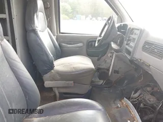 1998 Chevrolet Chevy Van z VIN 1GCFG15WXW1013981, wystawiony jako IAAI lot #42067738 z przebiegiem 265 287 mil mil oraz . Historia ofert i sprzedaży dostępna na DreamBid. Obrazek 5.