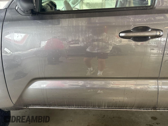 2021 Toyota Tacoma SR z VIN 5TFCZ5AN2MX279975, wystawiony jako IAAI lot #42477503 z przebiegiem 50 690 mil mil oraz . Historia ofert i sprzedaży dostępna na DreamBid. Obrazek 5.