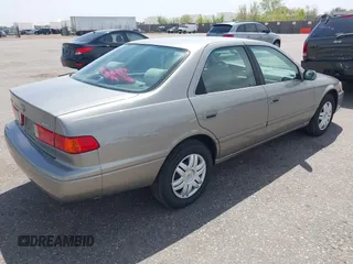 2000 Toyota Camry CE z VIN 4T1BG22K6YU682705, wystawiony jako IAAI lot #42080842 z przebiegiem 376 532 mil mil oraz . Historia ofert i sprzedaży dostępna na DreamBid. Obrazek 4.