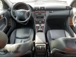 2003 Mercedes-Benz C 240 z VIN WDBRH81J43F380823, wystawiony jako Copart lot #53936025 z przebiegiem 141 938 mil mil oraz Tytuł czysty. Historia ofert i sprzedaży dostępna na DreamBid. Obrazek 8.