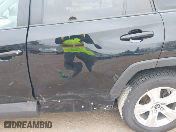 2020 Toyota RAV4 XLE with VIN 2T3P1RFV8LC061598, listed as a IAAI auction lot 41850442 with 40,175 mi miles and . Bid and sale history available at DreamBid. Image 21.