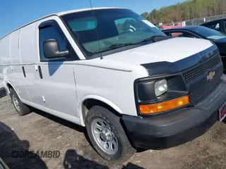 2013 Chevrolet Express Cargo z VIN 1GCSGAFX1D1140881, wystawiony jako IAAI lot #41868831 z przebiegiem 150 264 mil mil oraz . Historia ofert i sprzedaży dostępna na DreamBid. Obrazek 1.