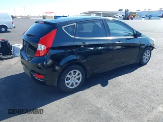2013 Hyundai Accent GS z VIN KMHCT5AE7DU132081, wystawiony jako IAAI lot #41564041 z przebiegiem 181 833 mil mil oraz . Historia ofert i sprzedaży dostępna na DreamBid. Obrazek 4.