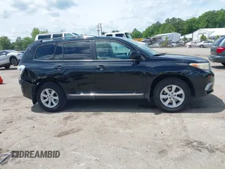 2011 Toyota Highlander z VIN 5TDBK3EH5BS090250, wystawiony jako IAAI lot #42216937 z przebiegiem 191 201 mil mil oraz . Historia ofert i sprzedaży dostępna na DreamBid. Obrazek 13.