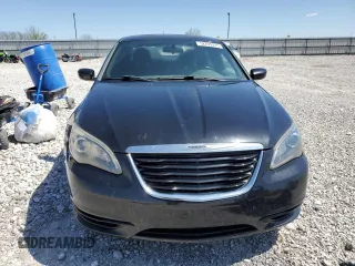 2014 Chrysler 200 Touring z VIN 1C3CCBBGXEN152330, wystawiony jako Copart lot #52295375 z przebiegiem 211 585 mil mil oraz Szkoda całkowita • Salvage title. Historia ofert i sprzedaży dostępna na DreamBid. Obrazek 5.