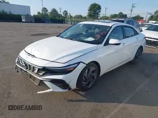2025 Hyundai Elantra Limited z VIN KMHLP4DG5SU891076, wystawiony jako IAAI lot #42488943 z przebiegiem 9 299 mil mil oraz . Historia ofert i sprzedaży dostępna na DreamBid. Obrazek 2.