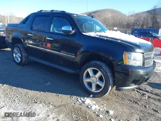 2013 Chevrolet Avalanche LTZ with VIN 3GNTKGE72DG231156, listed as a IAAI auction lot 41322147 with 311,479 mi miles. Bid and sale history available at carsss.com. Image 1.