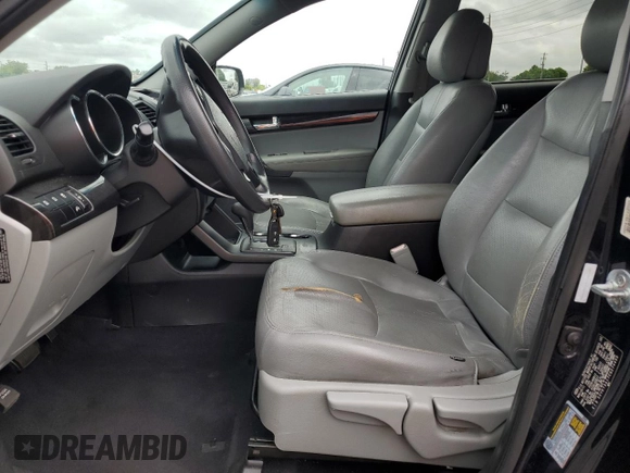 2012 Kia Sorento LX z VIN 5XYKT3A17CG274495, wystawiony jako Copart lot #56321925 z przebiegiem 130 439 mil mil oraz Szkoda całkowita • Salvage title. Historia ofert i sprzedaży dostępna na DreamBid. Obrazek 7.