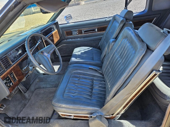 1985 Oldsmobile Toronado Custom Brougham z VIN 1G3EZ57Y7FE330055, wystawiony jako Copart lot #43433285 z przebiegiem 931 486 mil mil oraz Tytuł czysty. Historia ofert i sprzedaży dostępna na DreamBid. Obrazek 5.