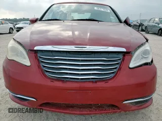 2014 Chrysler 200 LX z VIN 1C3CCBABXEN121858, wystawiony jako Copart lot #56477645 z przebiegiem 104 053 mil mil oraz Szkody całkowita. Historia ofert i sprzedaży dostępna na DreamBid. Obrazek 5.