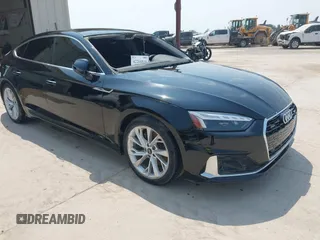 2023 Audi A5 Sportback Premium Plus z VIN WAUCBCF5XPA036226, wystawiony jako IAAI lot #42268816 z przebiegiem 13 141 mil mil oraz . Historia ofert i sprzedaży dostępna na DreamBid. Obrazek 1.