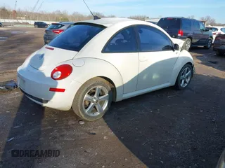 2008 Volkswagen New Beetle Coupe Triple White with VIN 3VWFW31C88M515319, listed as a IAAI auction lot 41564418 with 150,486 mi miles. Bid and sale history available at carsss.com. Image 4.