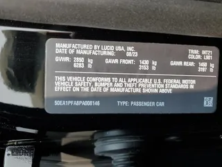 2023 Lucid Air Pure z VIN 50EA1PFA8PA008146, wystawiony jako Copart lot #59182745 z przebiegiem 23 861 mil mil oraz Szkoda całkowita • Salvage title. Historia ofert i sprzedaży dostępna na DreamBid. Obrazek 13.