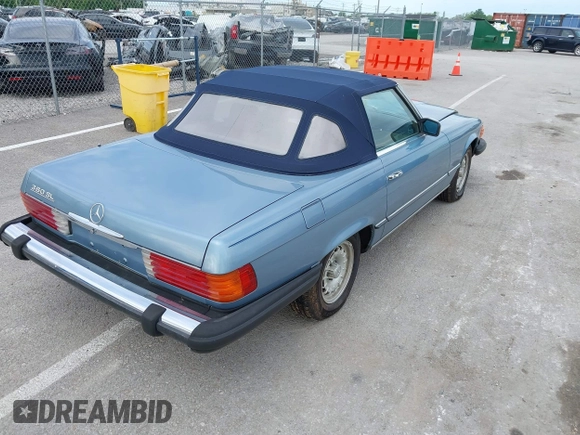 1985 Mercedes-Benz 380 z VIN WDBBA45C7FA020232, wystawiony jako IAAI lot #42206469 z przebiegiem 139 733 mil mil oraz . Historia ofert i sprzedaży dostępna na DreamBid. Obrazek 4.