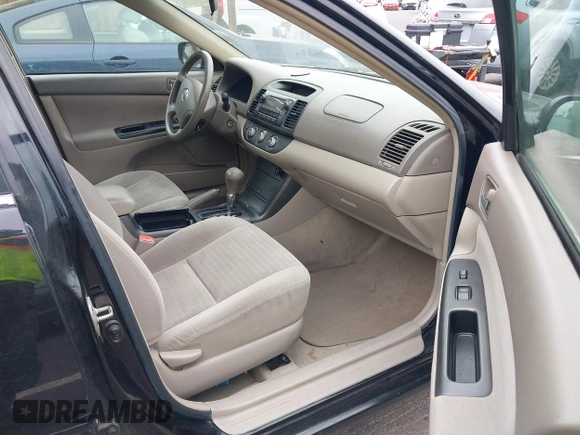 2005 Toyota Camry STD z VIN 4T1BE32K35U005795, wystawiony jako IAAI lot #42436495 z przebiegiem 216 913 mil mil oraz . Historia ofert i sprzedaży dostępna na DreamBid. Obrazek 5.