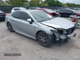 2023 Toyota Camry SE z VIN 4T1S11AK6PU134957, wystawiony jako IAAI lot #42185466 z przebiegiem 33 738 mil mil oraz . Historia ofert i sprzedaży dostępna na DreamBid. Obrazek 1.