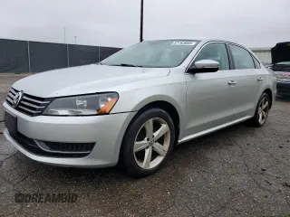 2014 Volkswagen Passat SE z VIN 1VWBT7A38EC074478, wystawiony jako Copart lot #57763965 z przebiegiem 99 860 mil mil oraz Tytuł czysty. Historia ofert i sprzedaży dostępna na DreamBid. Obrazek 1.