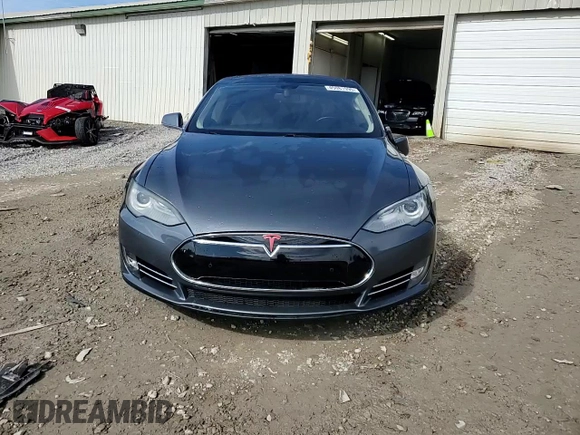 2013 Tesla Model S z VIN 5YJSA1DN0DFP26935, wystawiony jako Copart lot #45081995 z przebiegiem 120 048 mil mil oraz Szkoda całkowita • Salvage title. Historia ofert i sprzedaży dostępna na DreamBid. Obrazek 13.