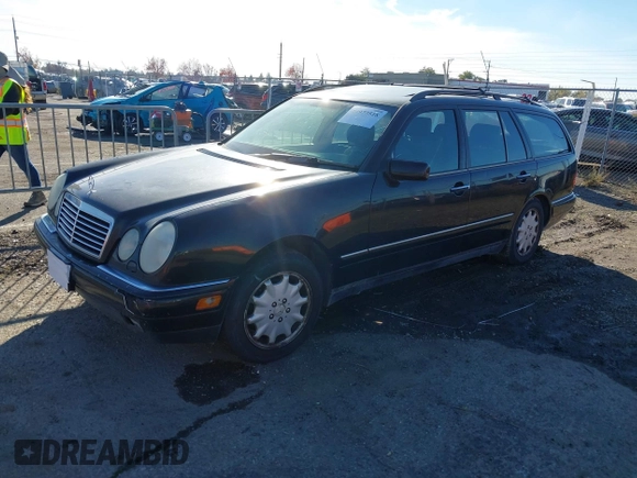 1999 Mercedes-Benz E-Class with VIN WDBJH82F2XX027360, listed as a IAAI auction lot 40977518 with 1 mi miles. Bid and sale history available at carsss.com. Image 2.