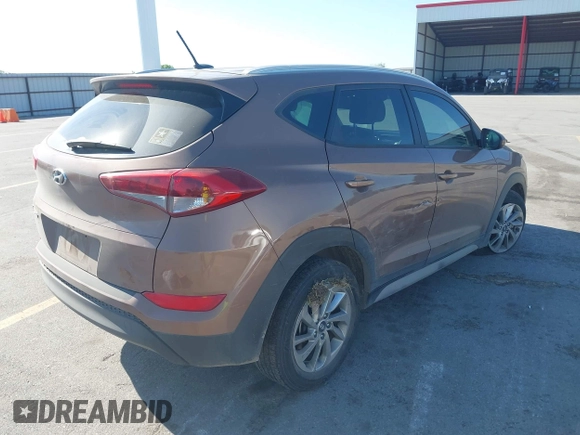 2017 Hyundai Tucson SE z VIN KM8J33A47HU485803, wystawiony jako IAAI lot #42269337 z przebiegiem 96 541 mil mil oraz . Historia ofert i sprzedaży dostępna na DreamBid. Obrazek 4.