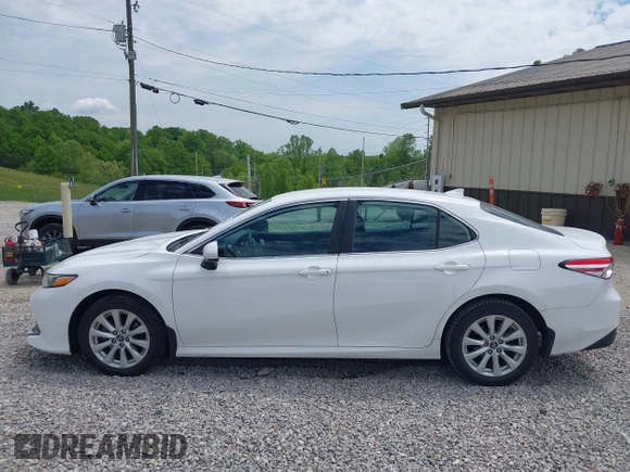 2019 Toyota Camry LE z VIN 4T1B11HKXKU786639, wystawiony jako IAAI lot #42212321 z przebiegiem 82 843 mil mil oraz . Historia ofert i sprzedaży dostępna na DreamBid. Obrazek 14.
