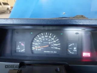 1985 Toyota Pickup z VIN JT4RN50RXF0083921, wystawiony jako IAAI lot #42029838 z przebiegiem 249 994 mil mil oraz . Historia ofert i sprzedaży dostępna na DreamBid. Obrazek 7.