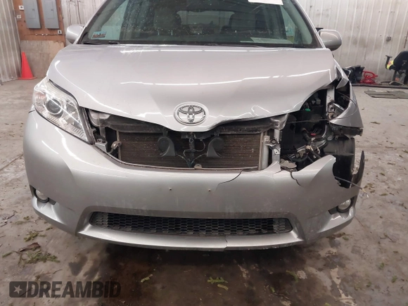 2017 Toyota Sienna XLE z VIN 5TDDZ3DC7HS151052, wystawiony jako IAAI lot #41498506 z przebiegiem 131 063 mil mil oraz . Historia ofert i sprzedaży dostępna na DreamBid. Obrazek 6.
