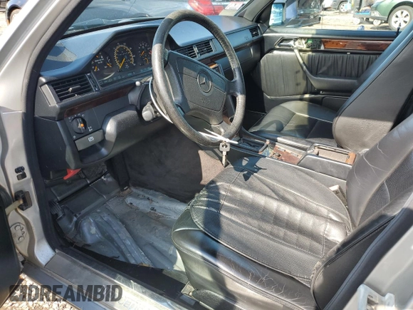 1995 Mercedes-Benz E 320 with VIN WDBEA32E1SC228604, listed as a Copart auction lot 55938105 with 181,204 mi miles and Clean Title. Bid and sale history available at DreamBid. Image 7.